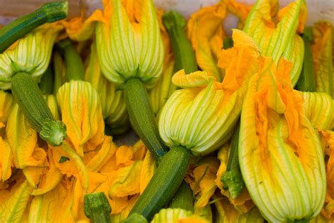 Imagen de flores de calabaza frescas en el mercado