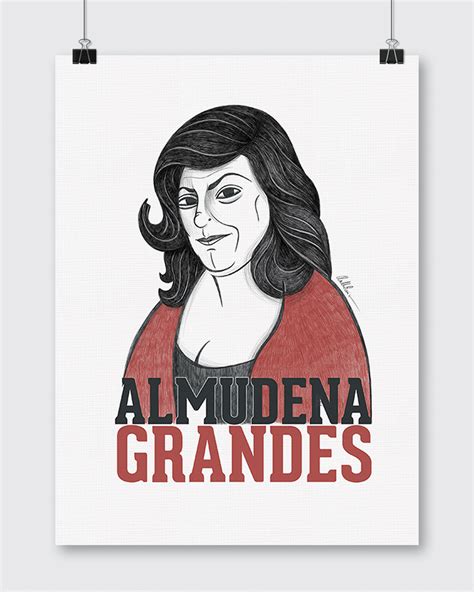 Retrato de Almudena Grandes sonriendo durante una firma de libros