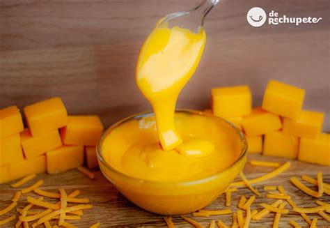 Salsa de queso cheddar cremosa en un tazón