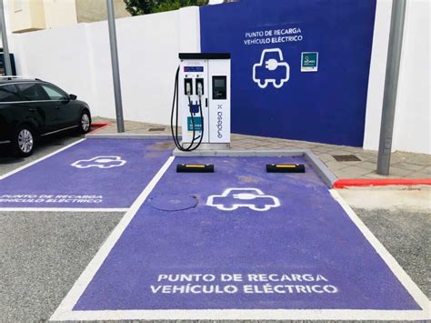 Punto de carga de vehículos eléctricos en una estación de servicio