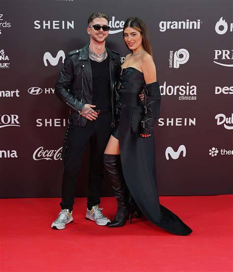 Natos y Sara Fructuoso posando en una alfombra roja