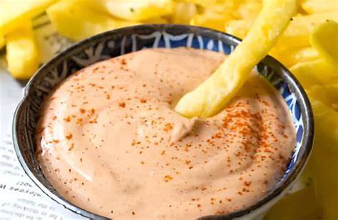 Ingredientes para mayonesa picante con ají fresco