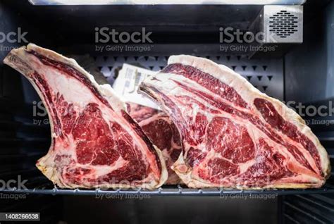 Imagen de un chuletón de ternera madurando en cámara frigorífica.