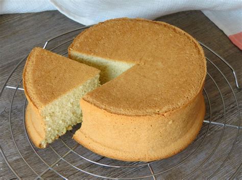 Masa de bizcocho genovés extendida en bandeja de horno