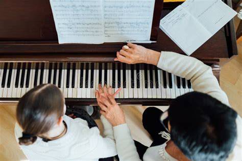 David Crespo enseñando a un alumno de piano