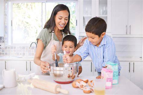 Mujer cocinando con niños en la cocina