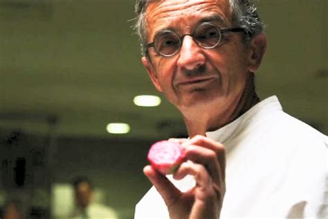 Chef francés Michel Bras preparando postre