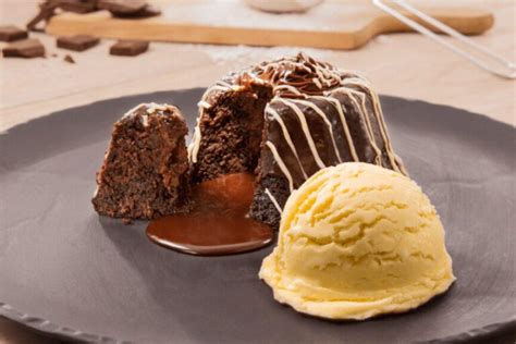 Volcán de chocolate cortado mostrando el interior líquido