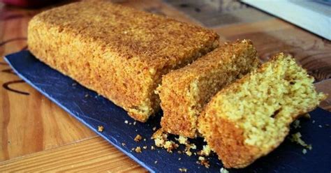 Pan de harina de maíz recién horneado