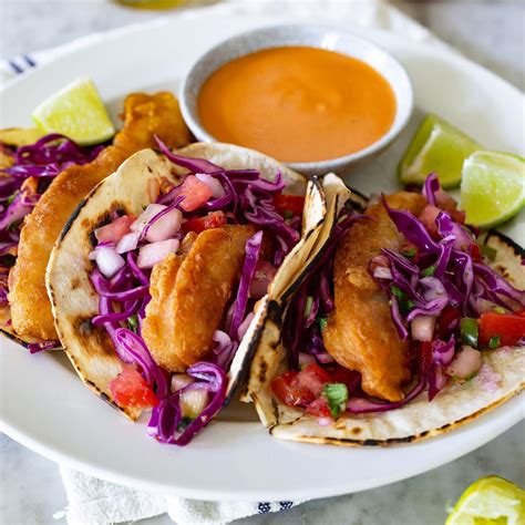 Tacos de pescado a la parrilla con guarniciones