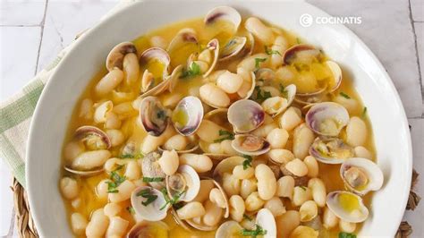 Variedad de alubias y mariscos