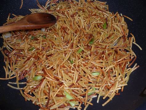 Fideos tostándose en una sartén