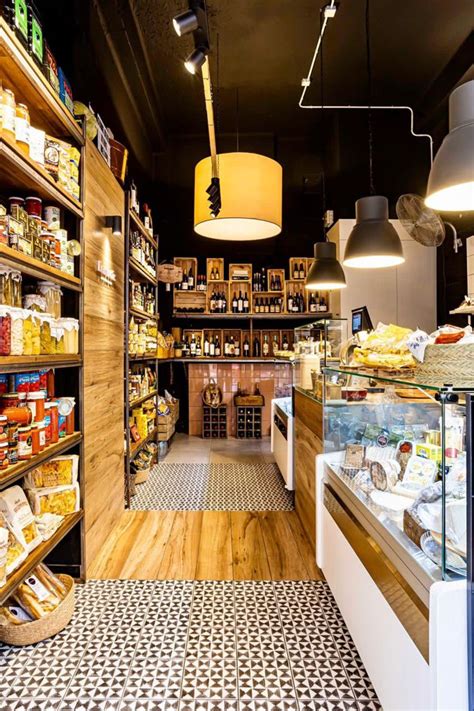 Interior de Ultramarinos Natalia con productos gourmet