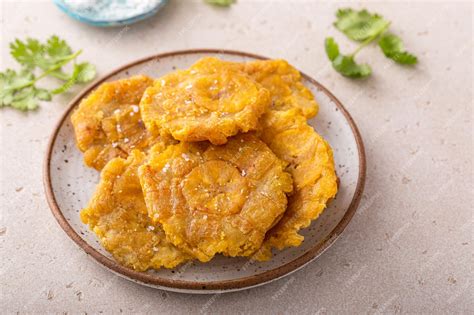 Plato de tostones con diferentes rellenos