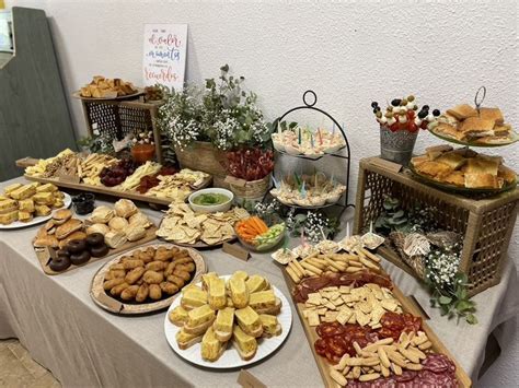 Mesa de catering con una variedad de platos venezolanos