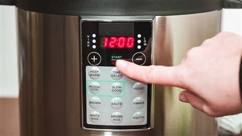 Infografía comparativa de funcionalidades de ollas de cocción lenta: temporizador, programas automáticos, función de mantener caliente.