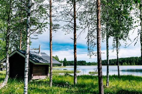 Casa de campo finlandesa (mökki) junto a un lago