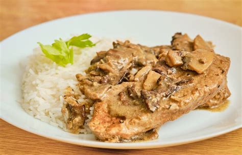 Plato de carne con salsa de champiñones