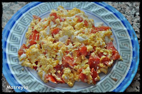 Huevos revueltos con queso y tomate