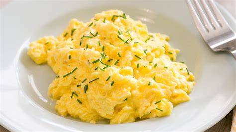 Huevos revueltos con queso fresco