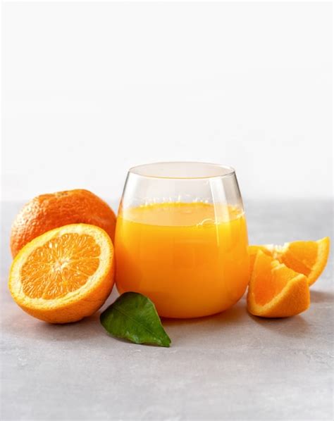 Zumo de naranja recién exprimido