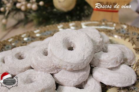 Roscos de vino recién horneados y rebozados en azúcar glas