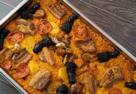 Ingredientes frescos para arroz al horno: costillas de cerdo, panceta, morcilla, garbanzos, patatas, tomate, ajo, azafrán y arroz