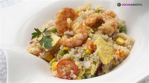 Ensalada de quinoa con langostinos, vista aérea