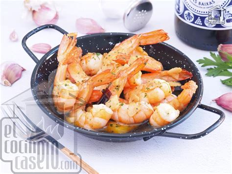 Langostinos salteándose en una sartén