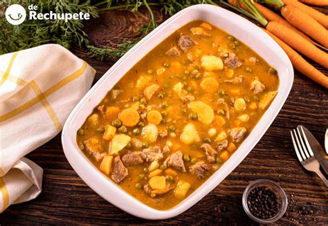 Guiso de cerdo con repollo servido en un plato hondo