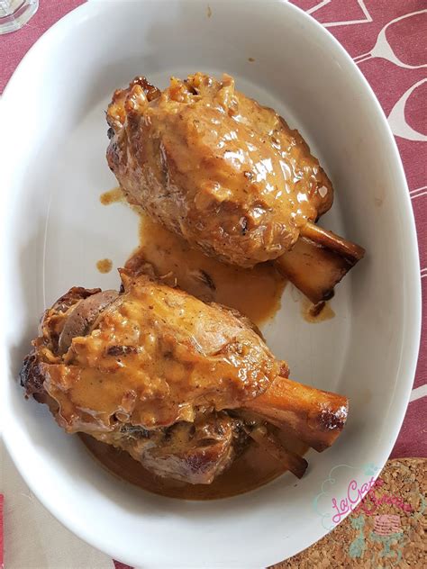 Olla con codillos en cocción