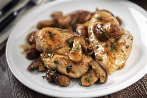 Cocción de los hígados de pollo con hongos y cebolla
