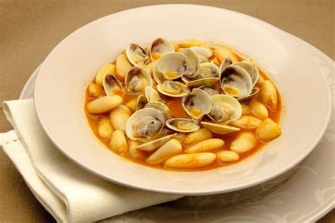 Ingredientes frescos para fabes con almejas