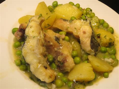 Congrio en salsa con guisantes