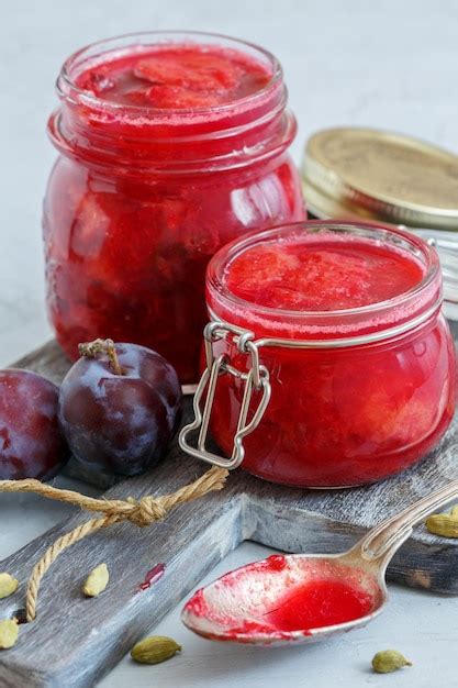 Mermelada de zanahoria morada en tarros de cristal