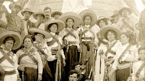 Fotografía de soldaderas de la Revolución Mexicana portando rebozos.