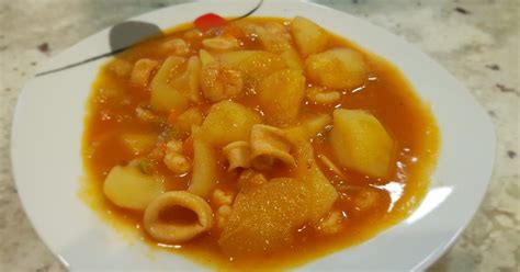Plato de patatas a la importancia con chipirones