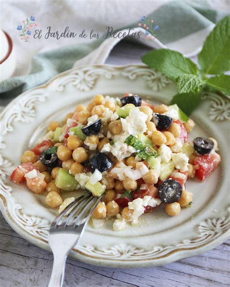 Ensalada de garbanzos, queso feta y pesto