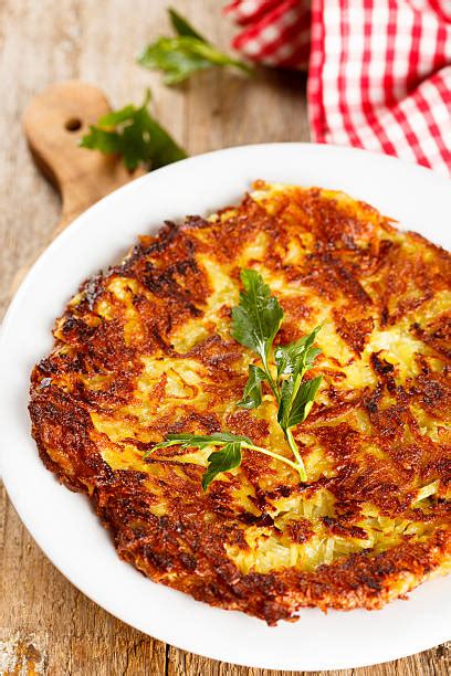 Plato de rösti con acompañamientos