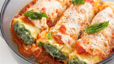 Canelones de acelgas en proceso de preparación