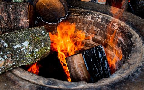 Ilustración de un horno de tierra tradicional para barbacoa