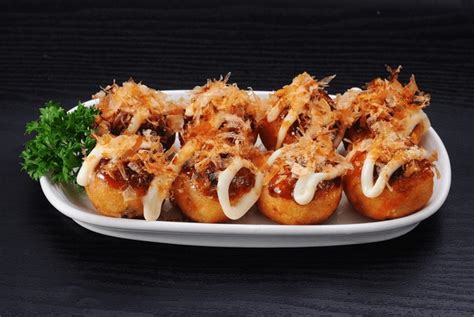 Plato de takoyaki con katsuobushi y mayonesa