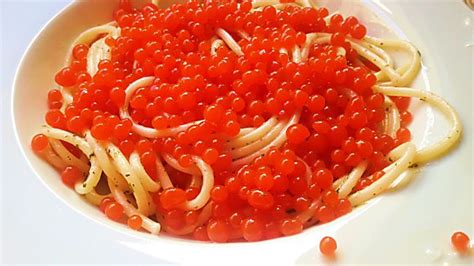 Platos con caviar de pimiento