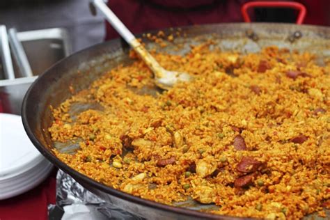 Arroz cocinándose en paella