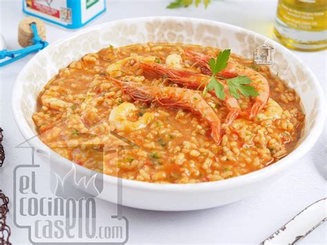 Arroz de salmón y gambas rojas servido en un plato