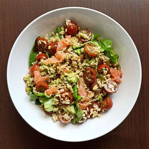 Ensalada fresca de arroz con salmón ahumado y gambas