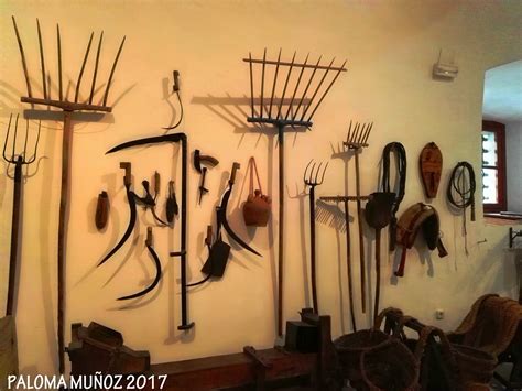 Utensilios agrícolas antiguos en el Museo Etnográfico de Porrúa