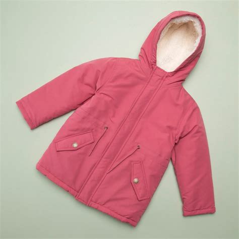 Niña con chaqueta color berenjena combinada con otros colores