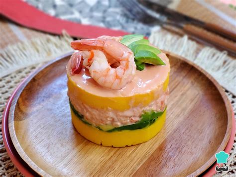 Causa de langostinos emplatada