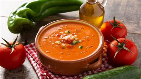 Proceso de preparación del gazpacho tradicional